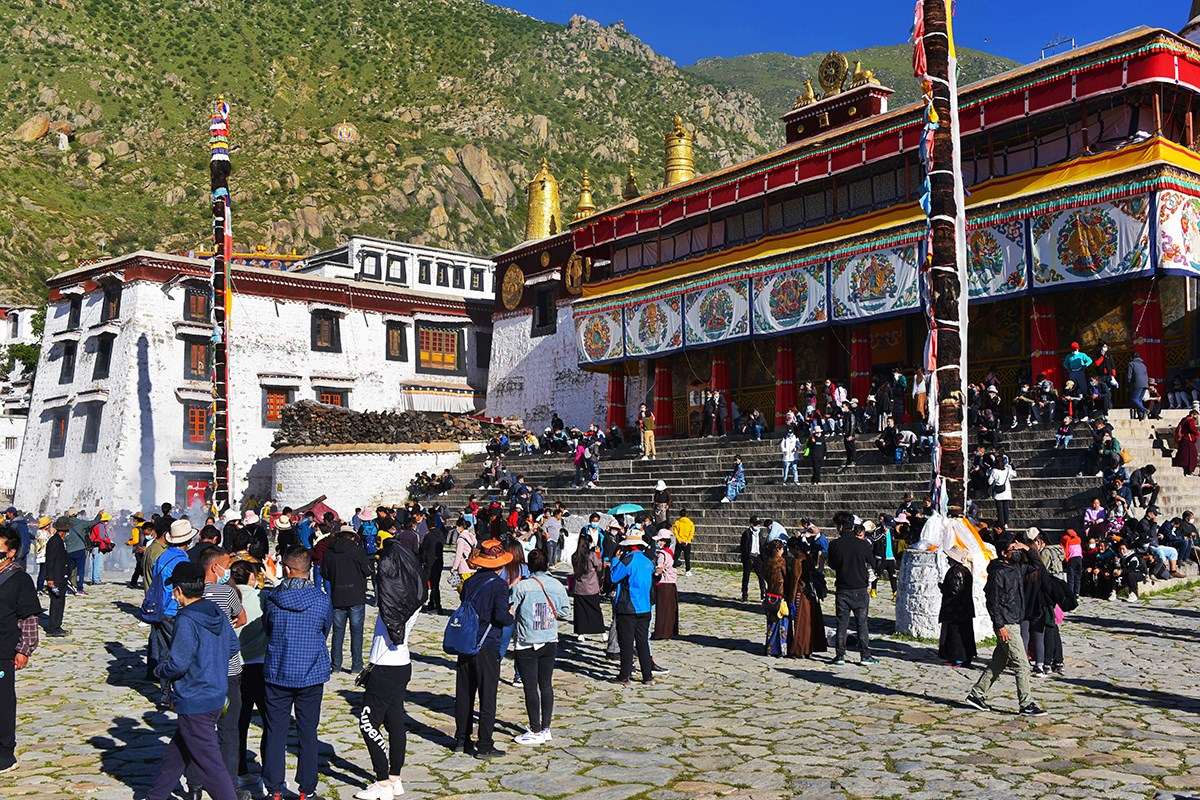 Pilgrims at Drepung during Shoton Festival