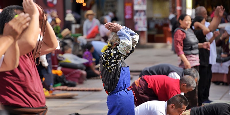 Pilgrims in front of the Jokhang Temple