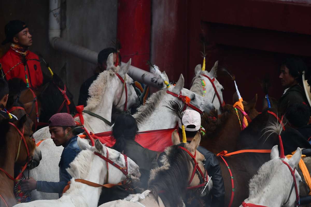 Before Horse Racing in Tagong | Photo by Liu Bin