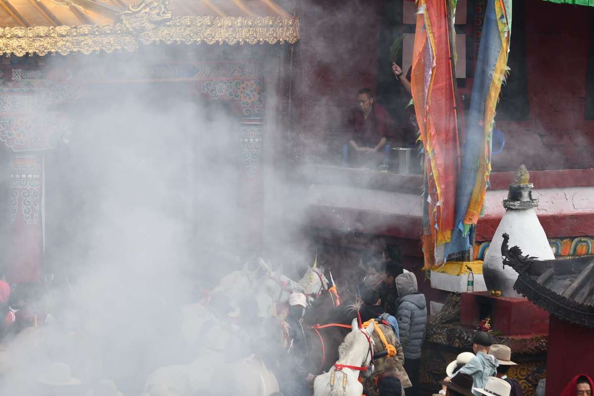 Before Horse Racing in Tagong | Photo by Liu Bin