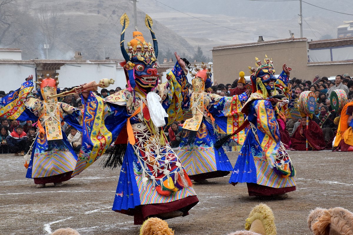 Jewelry show in Xicang Monastery | Photo by Prof. Hans Först