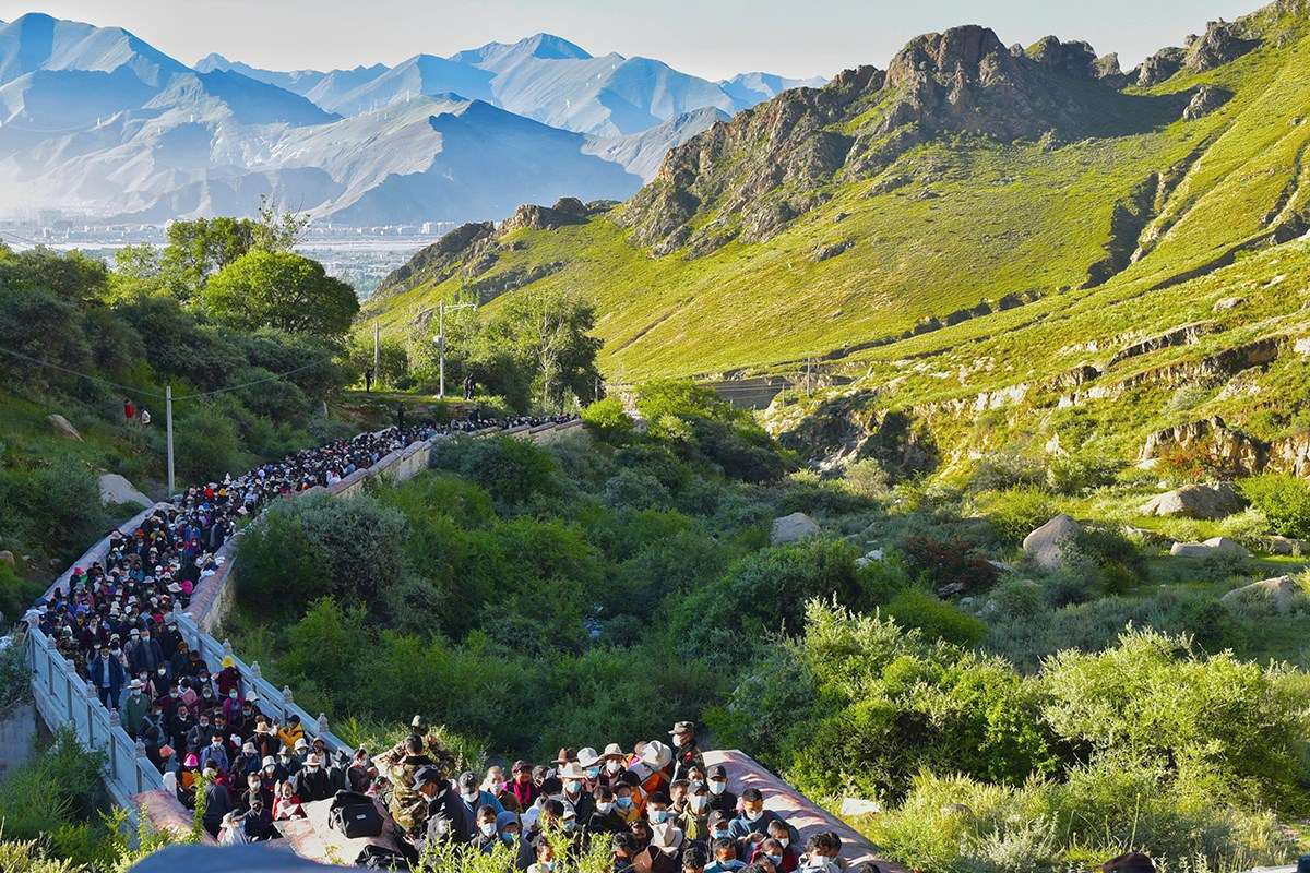 Pilgrims during Shoton Festival at Drepung Monastery | Photo by Liu Bin
