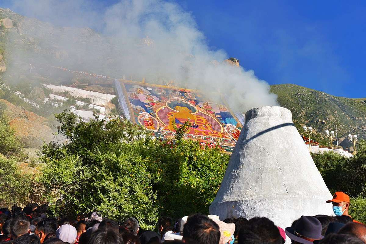 Thangka Unfolding at Drepung Monastery | Photo by Liu Bin