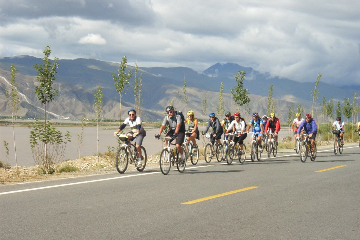 Biking along Yarlung Tsangpo River | Photo by Li Chaojun