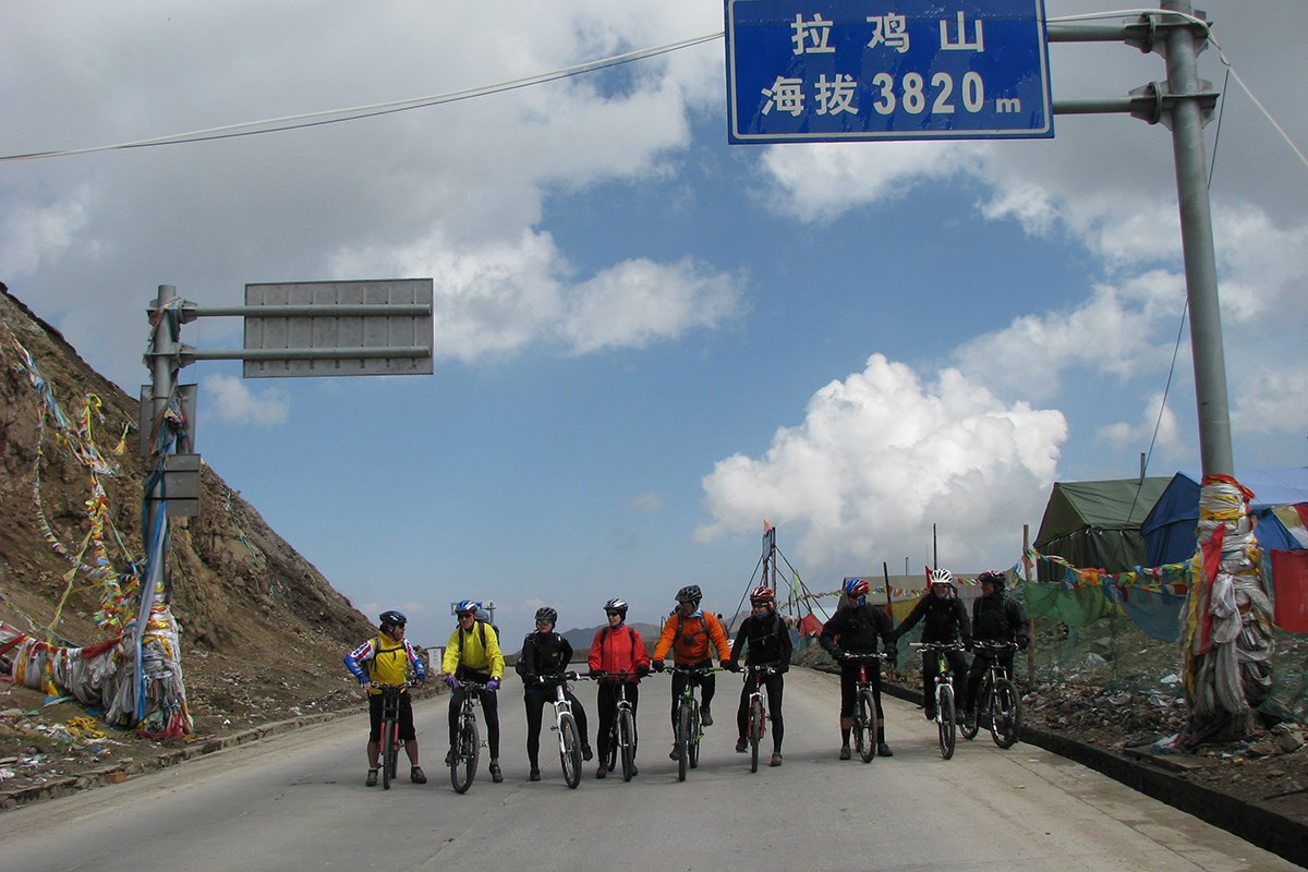 Bike Tour to Amnye Machen | Photo by Ping Pai