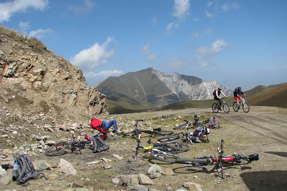 Bike Tour to Amnye Machen | Photo by Ping Pai
