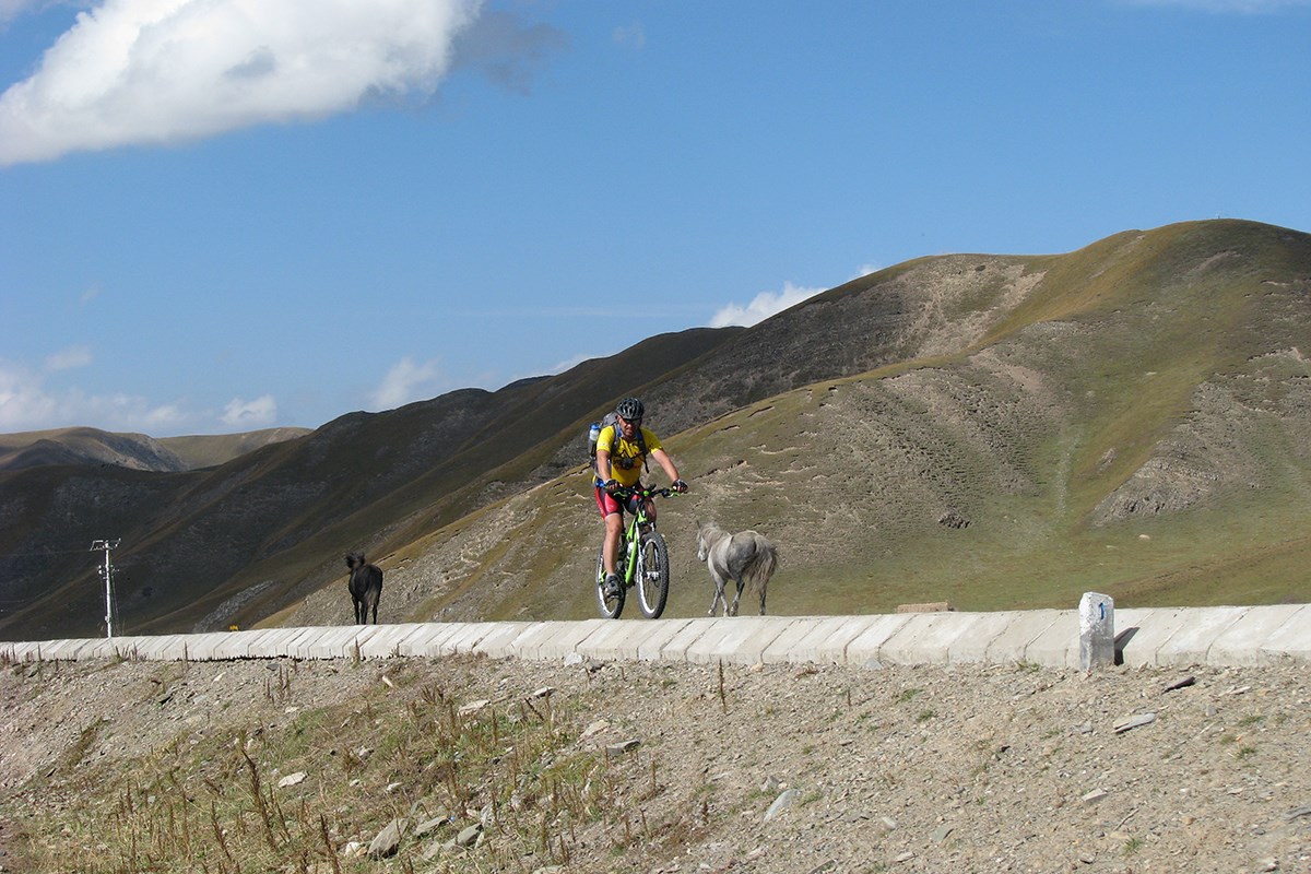 Bike Tour to Amnye Machen | Photo by Ping Pai