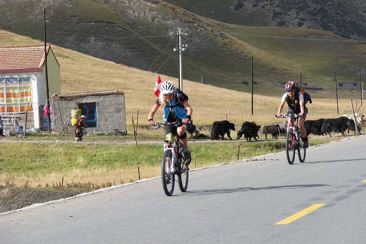 Bike Tour to Amnye Machen | Photo by Ping Pai