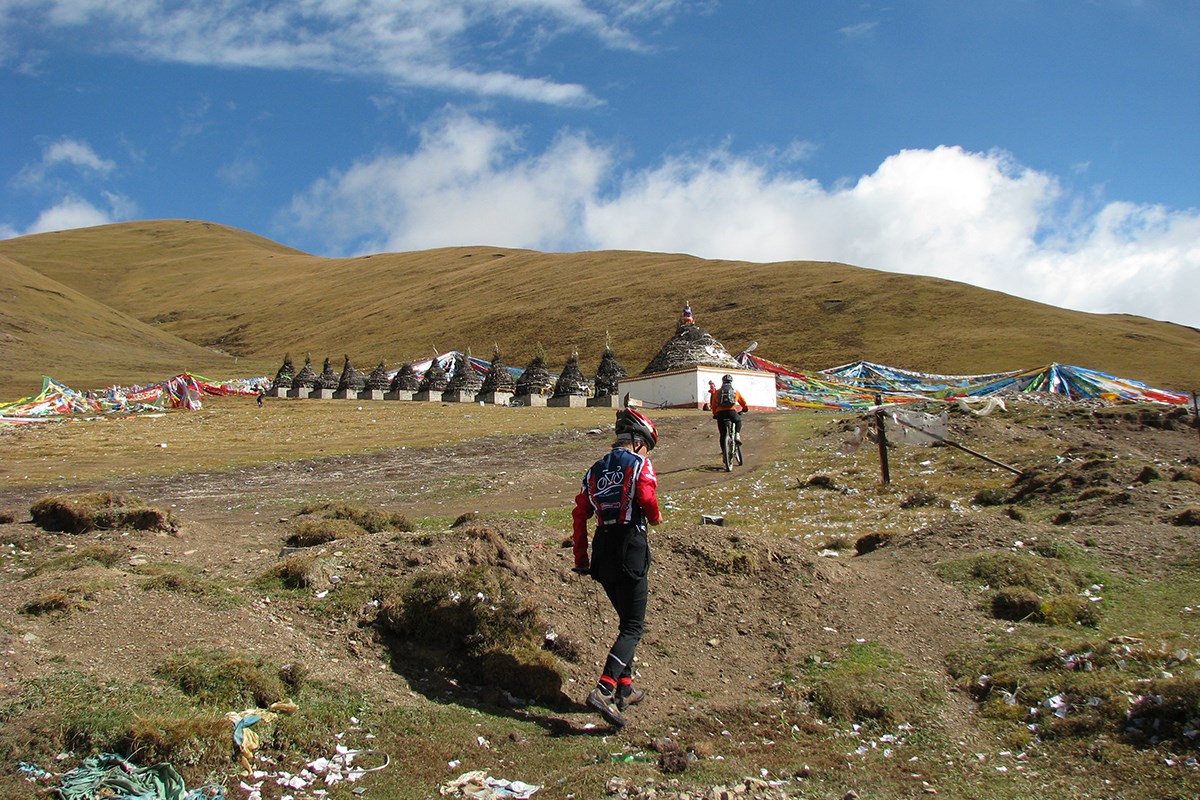 Bike Tour to Amnye Machen | Photo by Ping Pai