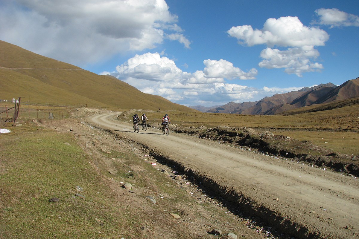 Bike Tour to Amnye Machen | Photo by Ping Pai