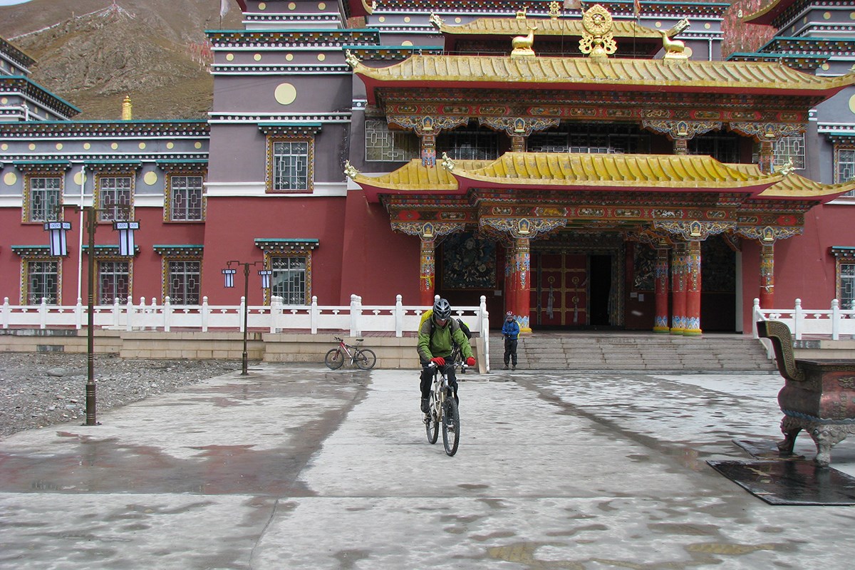 Bike Tour to Amnye Machen | Photo by Ping Pai