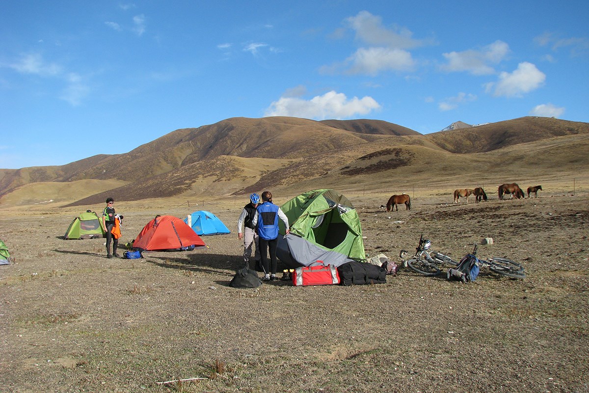 Bike Tour to Amnye Machen | Photo by Ping Pai