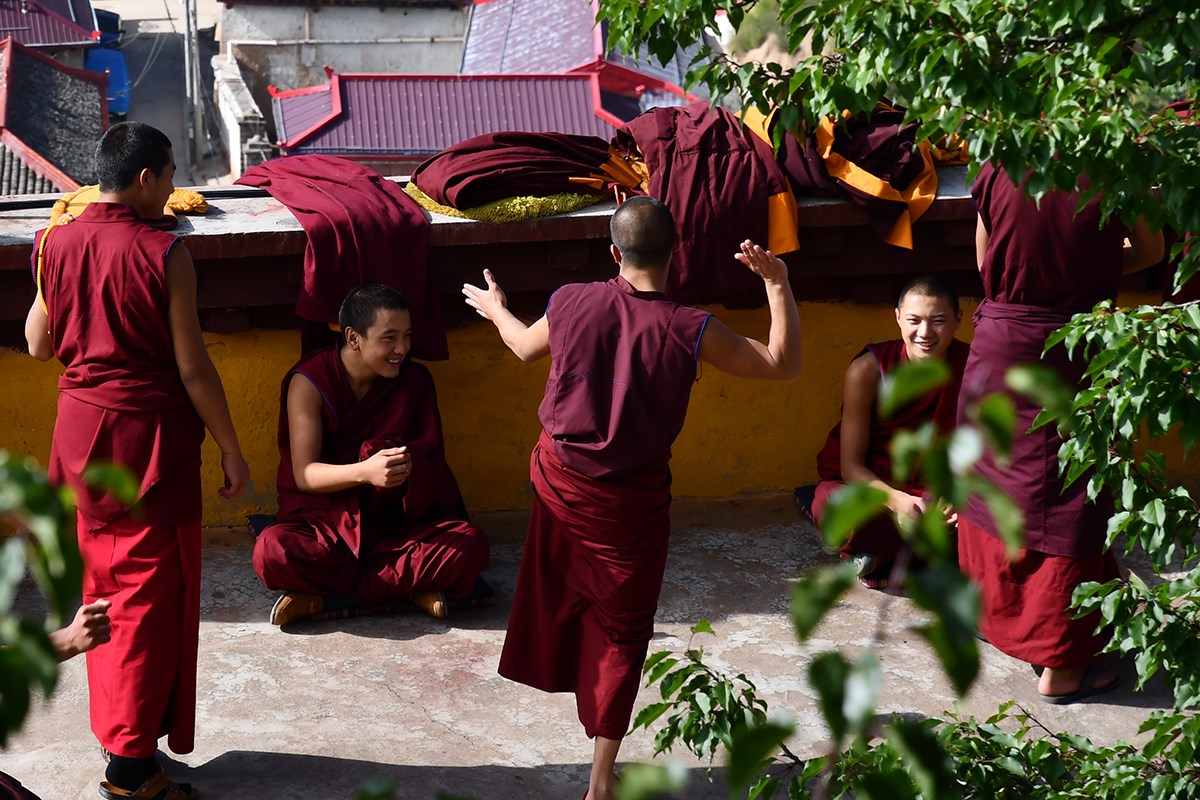 Debate in Ganzi Monastery | Photo by Liu Bin
