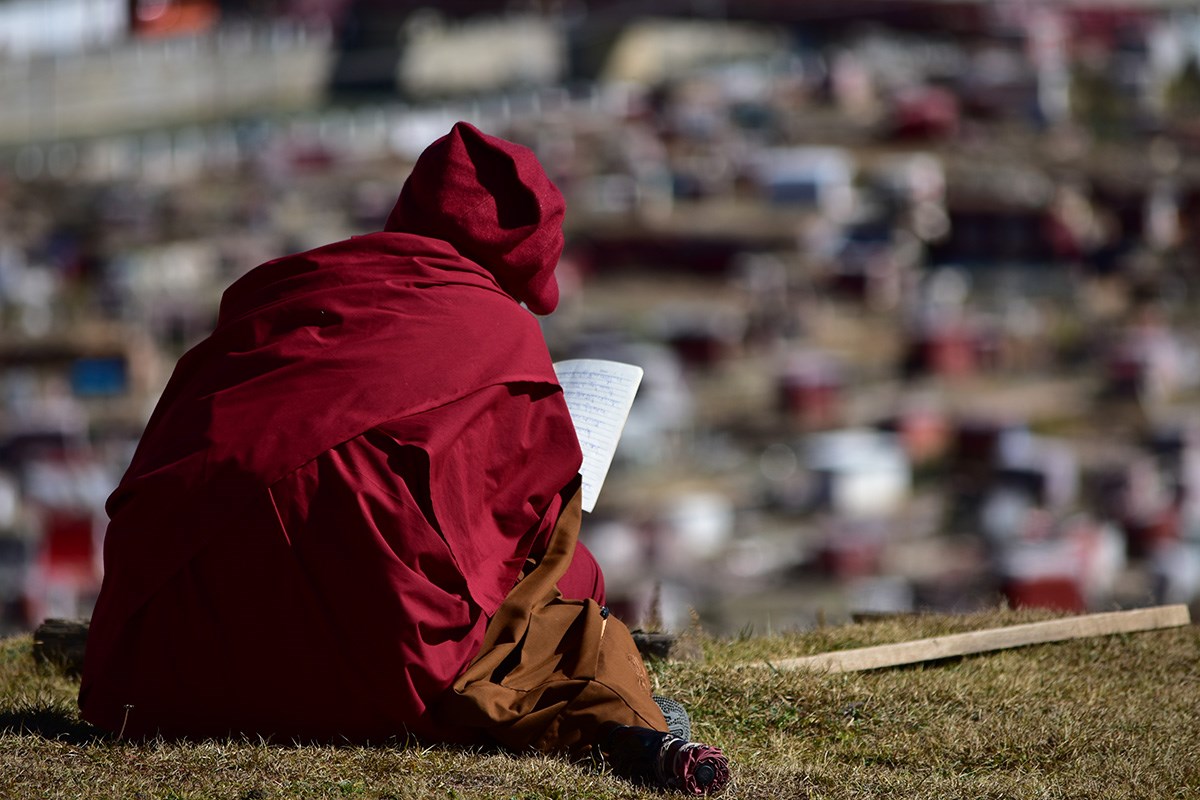 A Reading Nun at Yarchen Gar | Photo by Liu Bin