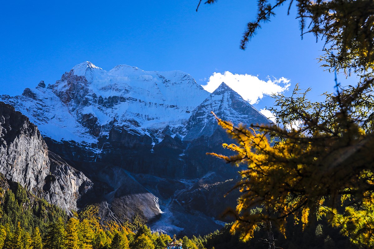 Xiannairi in Yading | Photo by Wang Lei