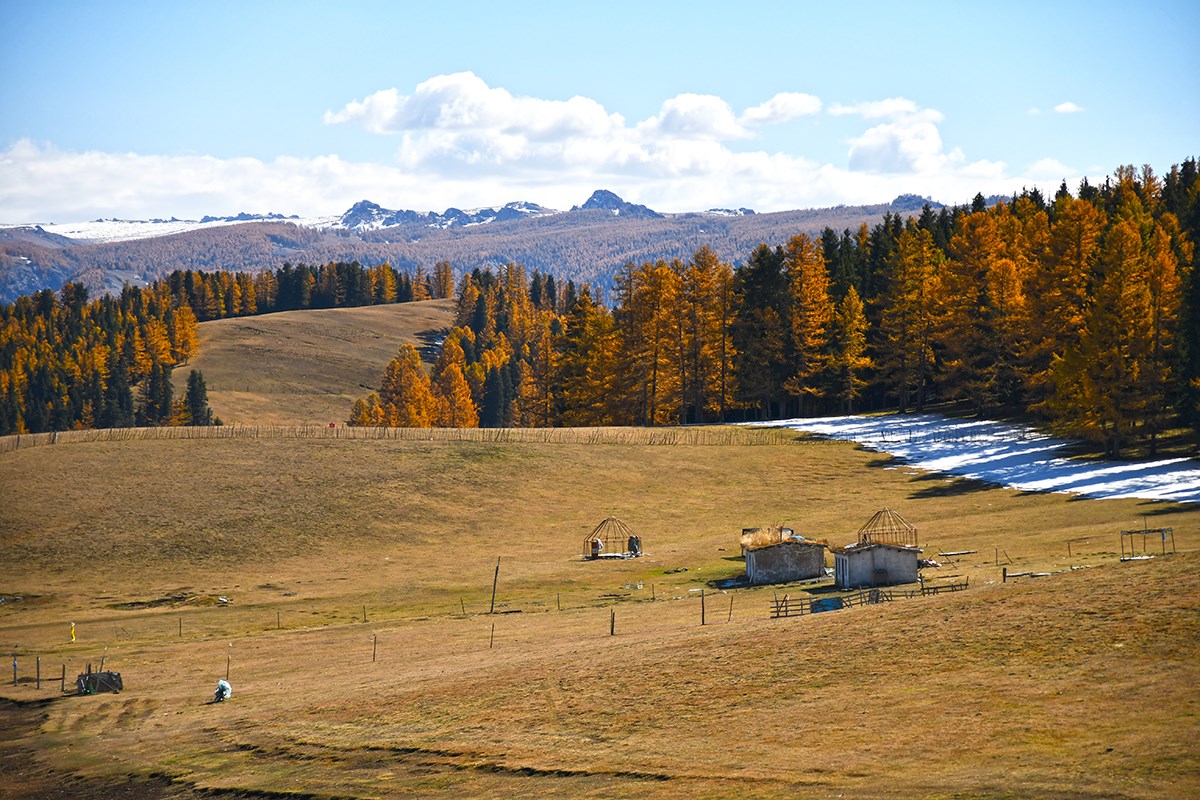 Landscape of Tianshan | Photo by Liu Bin
