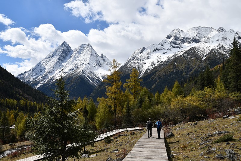 Hiking in Shuangqiaogou Valley