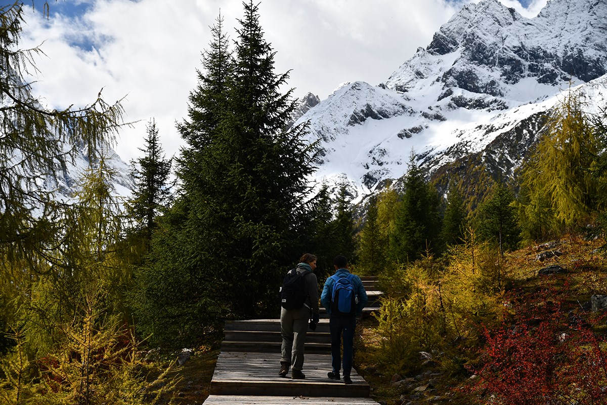 Hiking in Changpinggou | Photo by Liu Bin