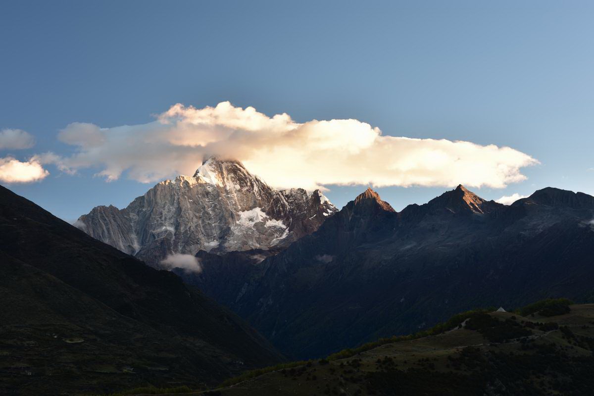 Sunrise of Siguniang Mountain | Photo by Min Zhao