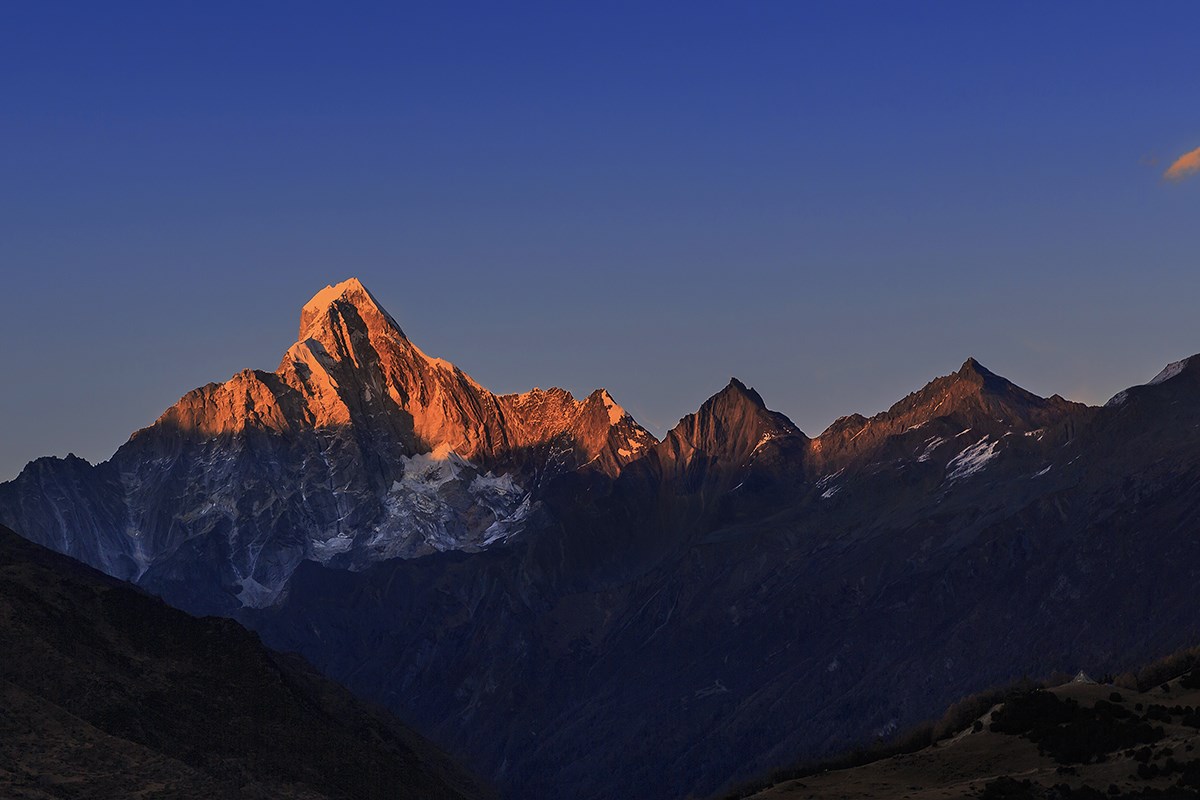 Sunset of Siguniang Mountain  | Photo by Min Zhao