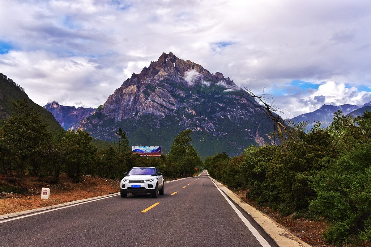 Armour Mountain near Bome | Photo by Liu Bin