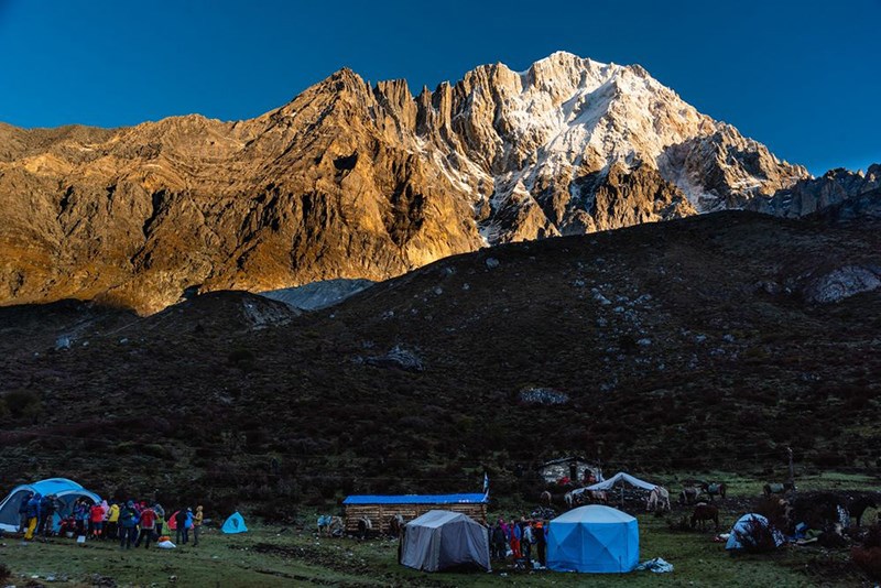 Wanhuachi Cattle Farm and Xialuoduoji Mountain