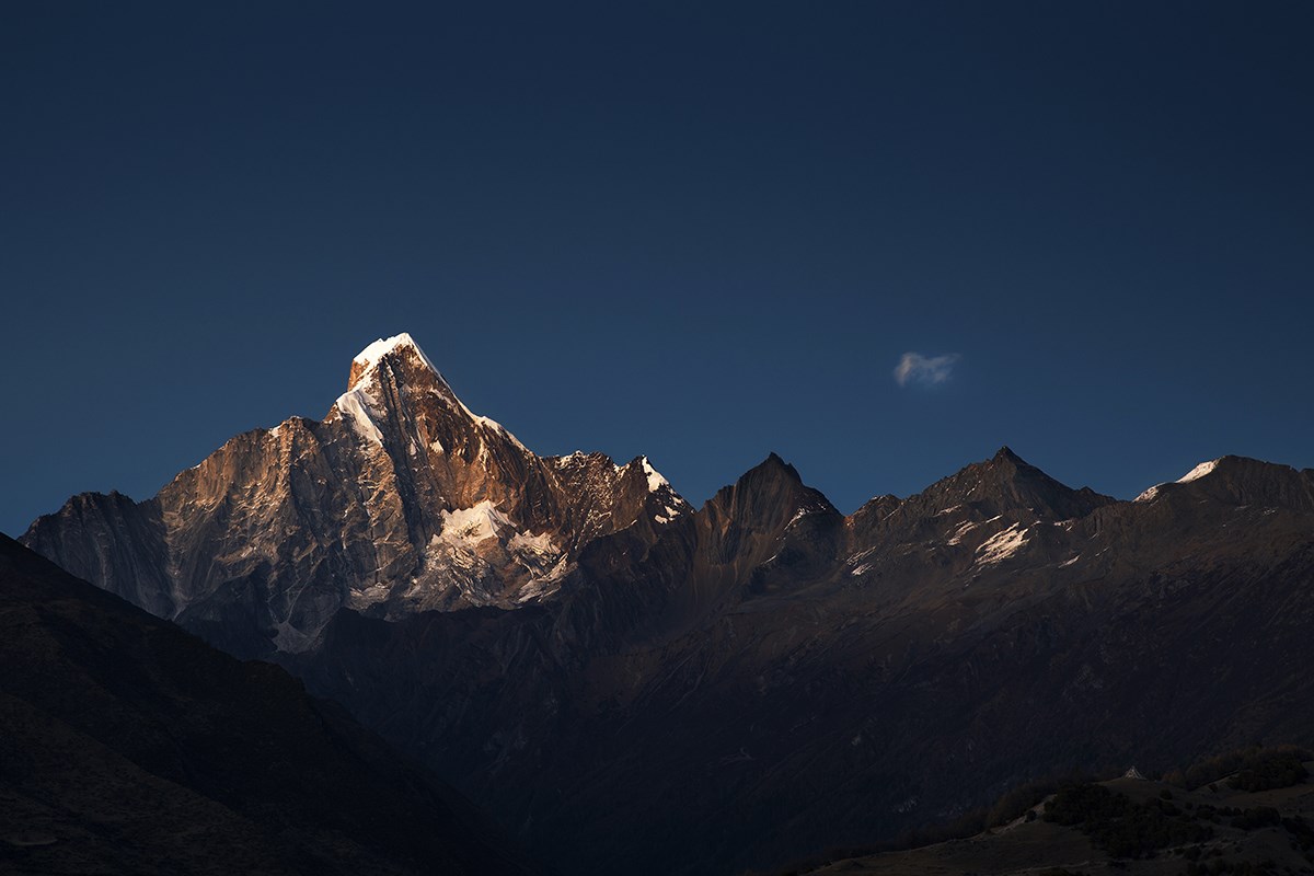 Sunset of Siguniang Shan Mountain | Photo by Min Zhao