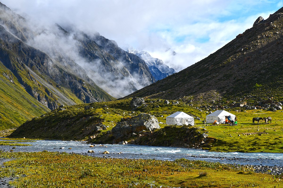 Trekking at Gongga Mountain | Photo by Liu Bin