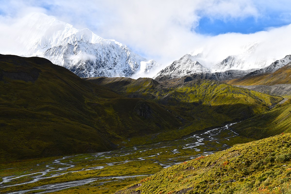 Trekking at Gongga Mountain | Photo by Liu Bin
