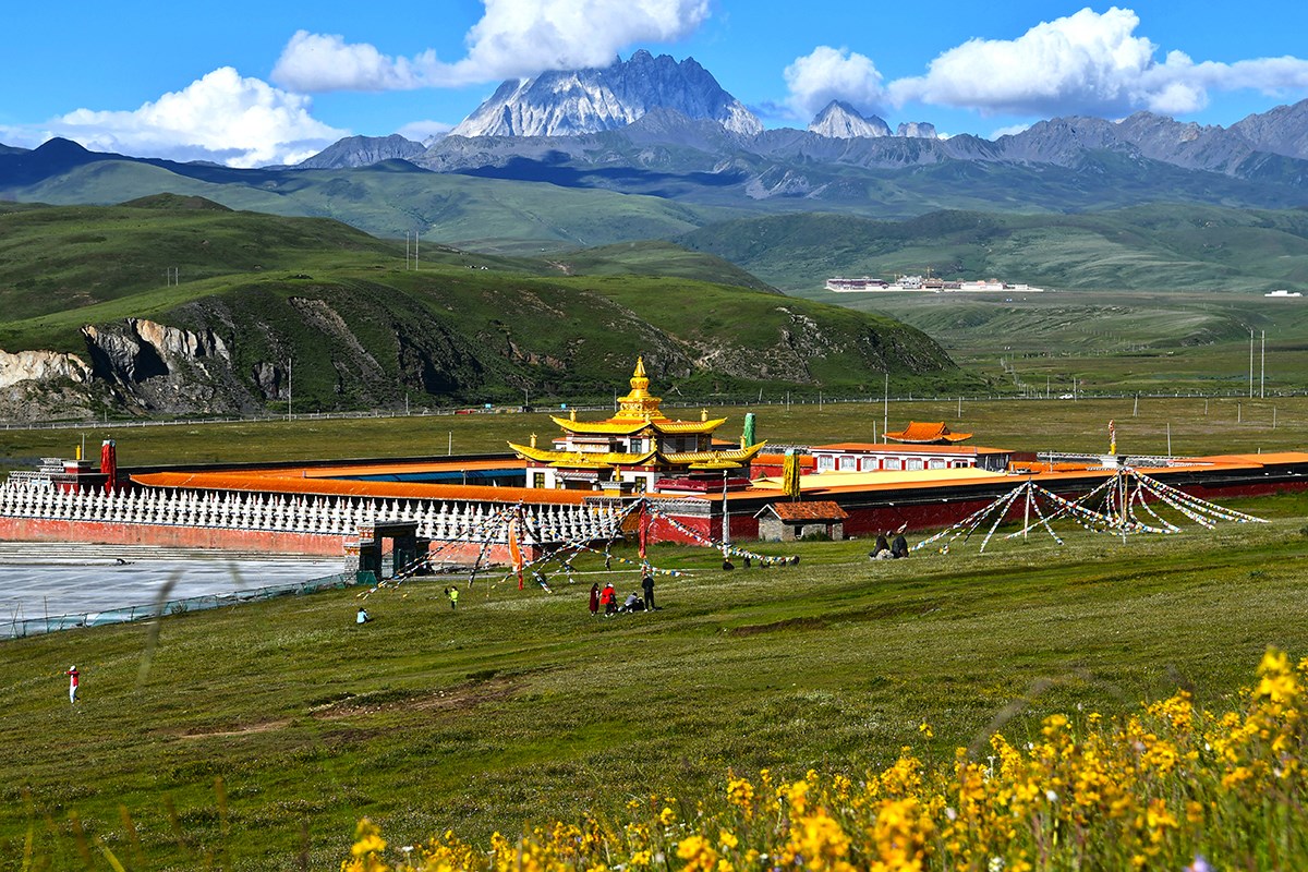 Muya Golden Pagopda and Yala Mountain | Photo by Liu Bin